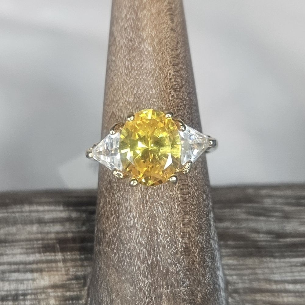 Vintage Yellow 3 Stone Ring Oval Center Stone NWT Sz 6 10kt Gold Plating EUC